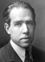 O fsico Niels Bohr, que deu nome ao elemento brio.