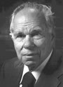 Glenn T. Seaborg, qumico americano homenageado com o nome do elemento seabrgio.